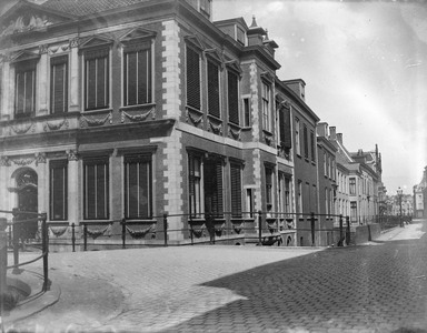 853368 Gezicht op de voor- en zijgevel van het huis Janskerkhof 13 te Utrecht; rechts de Drift.